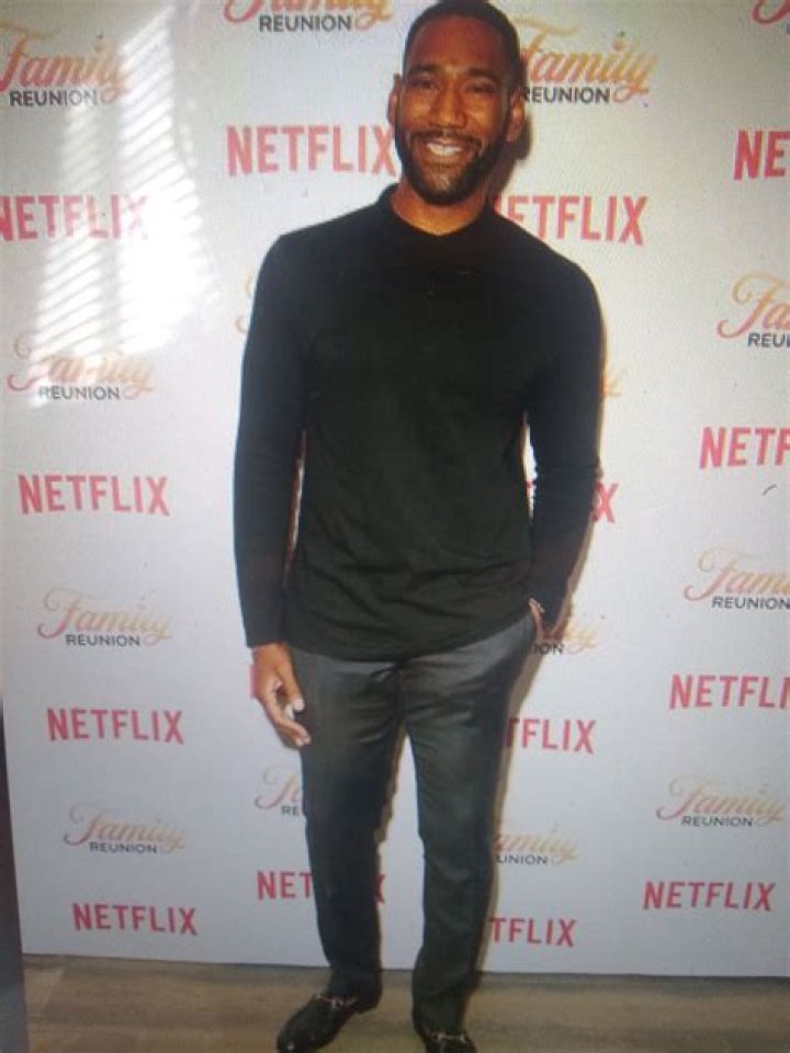 Anthony Alabi Bio, Wiki, Age, Height, Family, Wife, Net worth, Family Reunion, NFL, Movies and TV shows