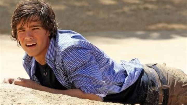 Brenton Thwaites Bio, Age, Height, Weight, Net Worth, Ethnicity, Religion, Dating, Girlfriend, Body Stats, Robin of Titans, Wiki