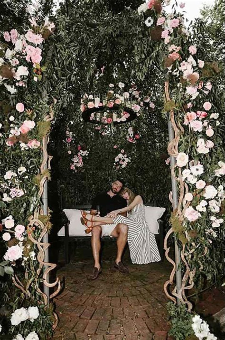 Cris Cyborg’s Husband: The MMA Fighter Was Married to Evangelista Santos; Now She’s Engaged to Ray Elbe; She Has No Husband, Just a Fiance Currently!