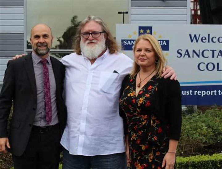 Gabe Newell: Wife, net worth, tattoos, smoking & body facts