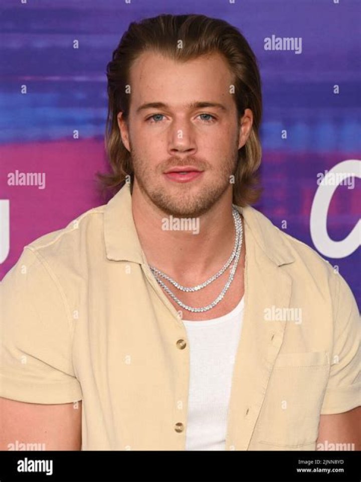 Hunter Clowdus Wikipedia, Age, Biography, Height, Girlfriend, Family, Instagram