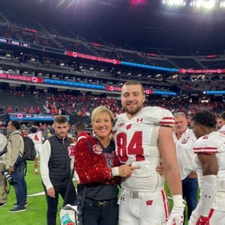 Is Jake Ferguson Dating Anyone | Relationship And Family Detail