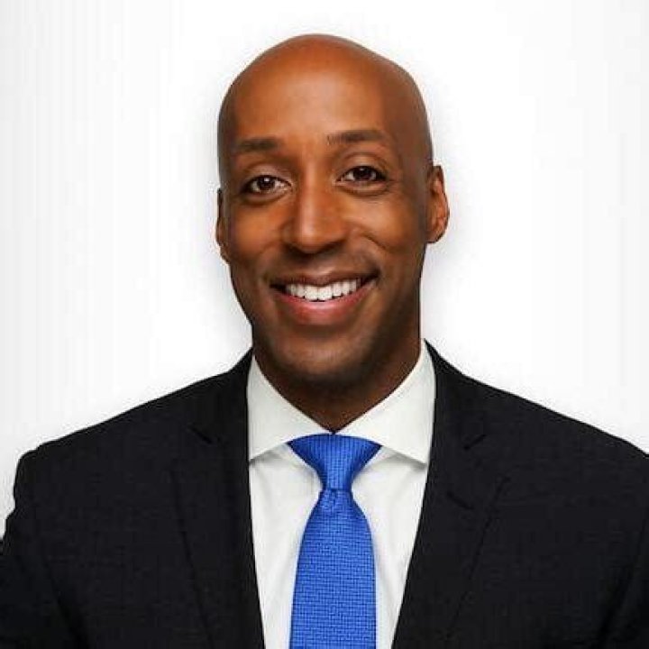 Lorenzo Hall Bio, Wiki, Age, Height, Education, Husband, Family, Salary and Net Worth.