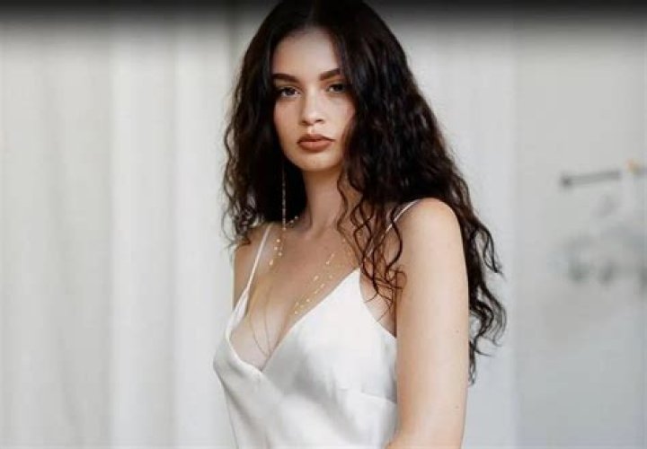 Sabrina Claudio Biography: Songs, Age, Boyfriend, Net Worth, Parents, Albums, Concerts